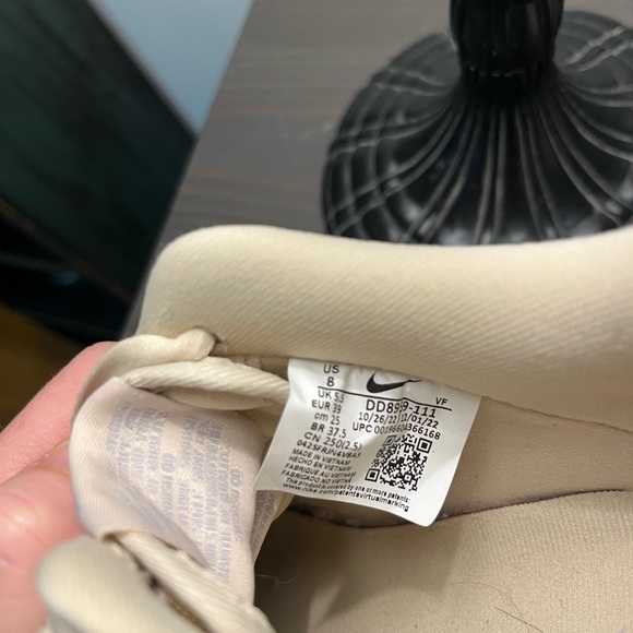 Women’s Nike Air Jordan 1 Low - Picture 4 of 4